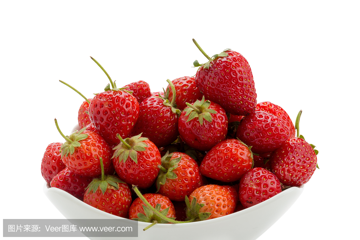 新鲜成熟的草莓放在白色的小碗里,白色的背景。