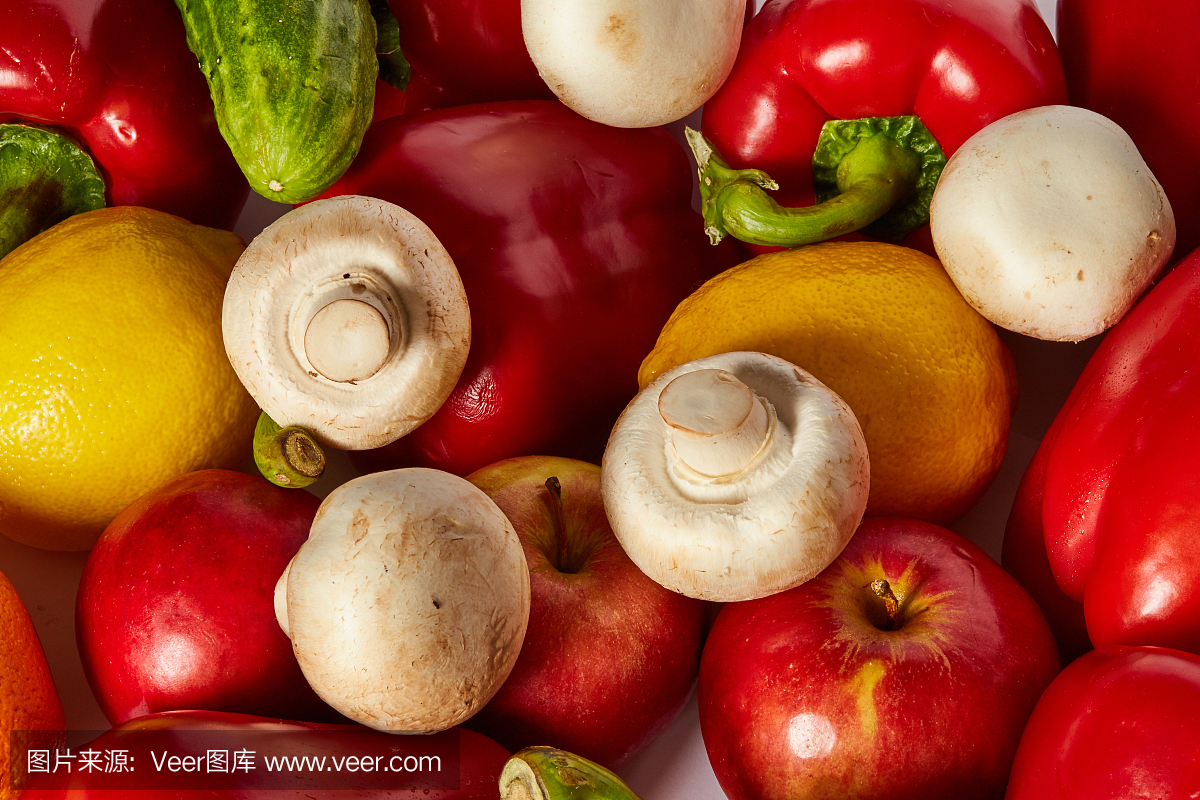 许多蔬菜、水果和蘑菇在白色的背景上